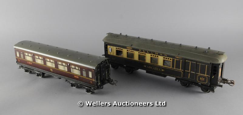 "Hornby 0-gauge no.2 corridor coach, boxed; and a Hornby Pullman Coach Arcadia (2)"