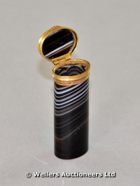 "A yellow metal mounted veined agate etui, hinged seal base "