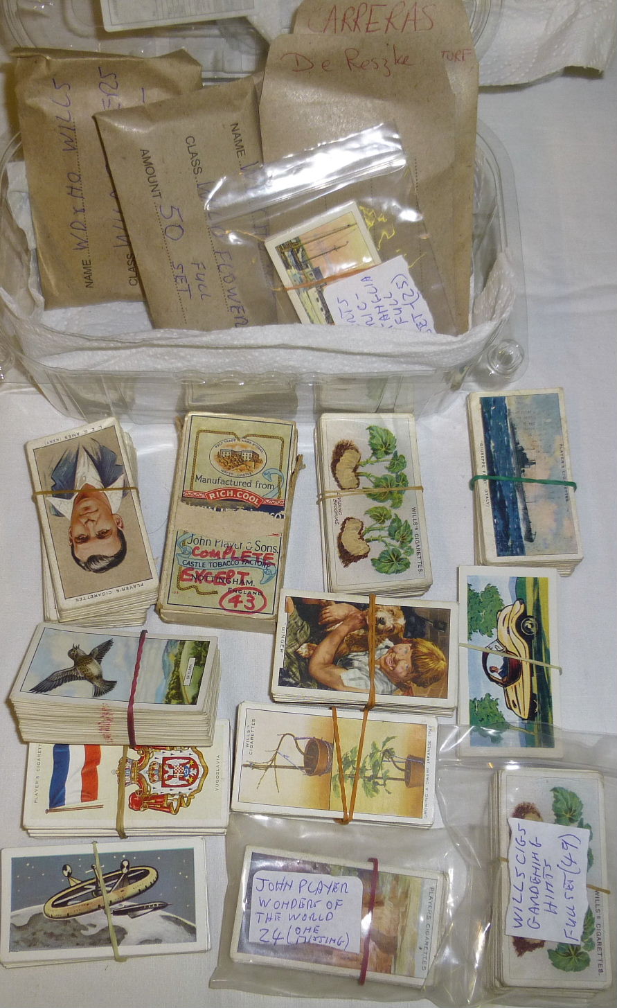 Tub of assorted cigarette card