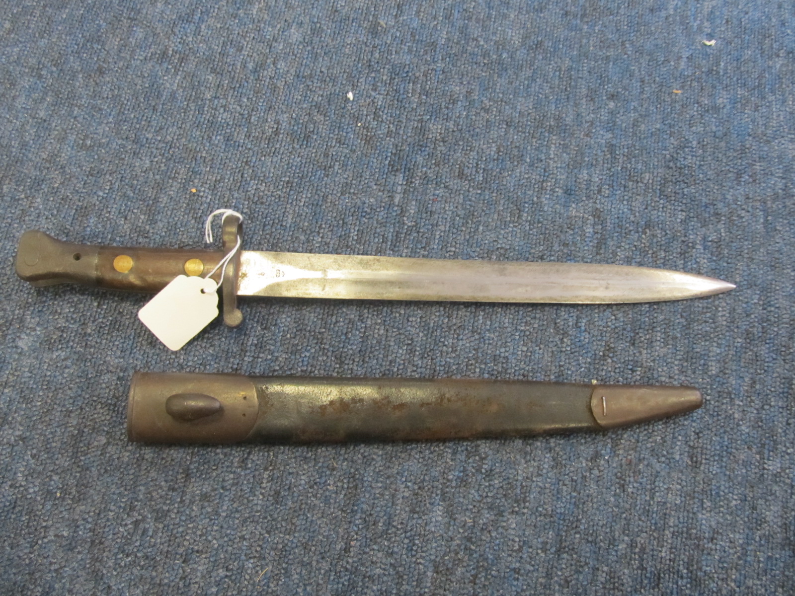 Bayonet-a Pattern 1888 MKII bayonet with oil hole, made by Enfield in October 1901. In its MK1 steel