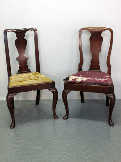 TWO SIMILAR 18TH CENTURY MAHOGANY SPLAT BACKED DINING CHAIRS, each with drop in seat and cabriole