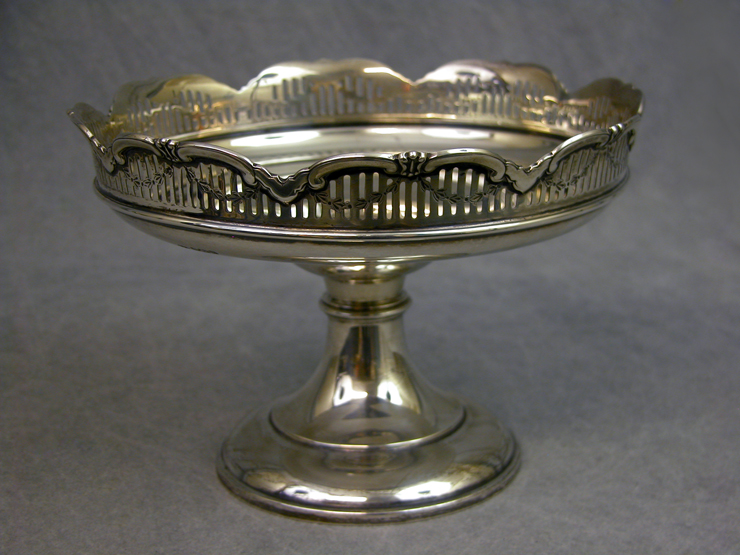 AN EDWARD VII SILVER TAZZA ON A ROUND PEDESTAL BASE, the circular galleried rim relief decorated