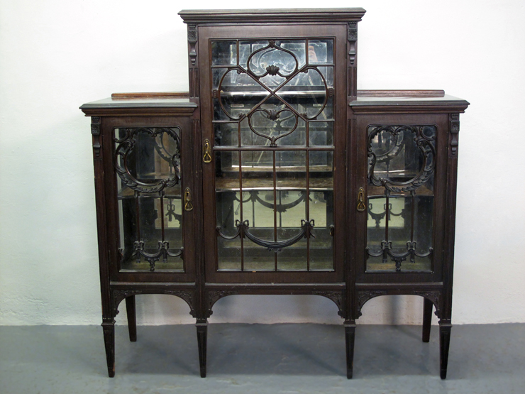 EDWARDIAN MAHOGANY DISPLAY CABINET, having raised centre section with foliate moulded glazed door,