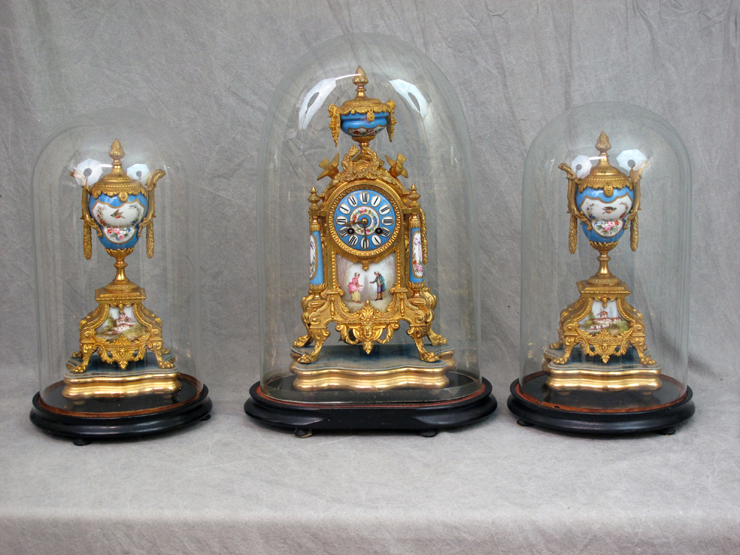 19TH CENTURY FRENCH GILT BRONZE PORCELAIN MOUNTED CLOCK GARNITURE, the clock with urn shaped finial,