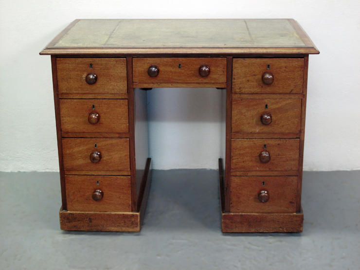 SMALL VICTORIAN MAHOGANY KNEE HOLE WRITING DESK, having moulded edge to the top with inset tooled