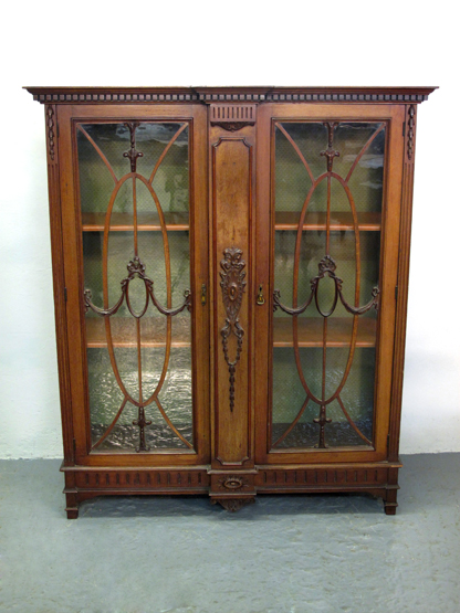 EARLY 20TH CENTURY MAHOGANY BREAKFRONTED CHINA DISPLAY CABINET IN GEORGIAN STYLE, having dentil