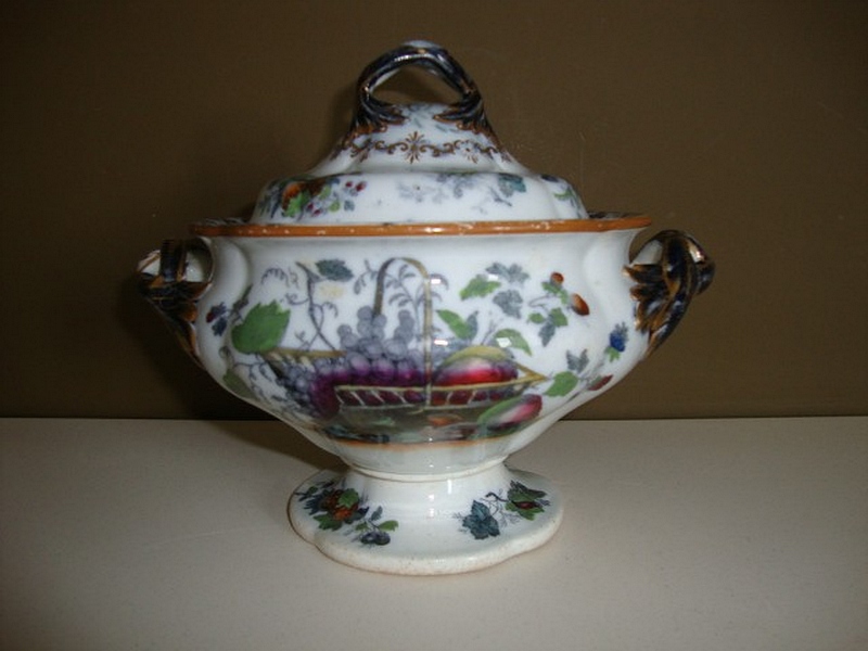 Victorian English oval moulded tureen and cover, with a shaped knop and moulded side handles, the