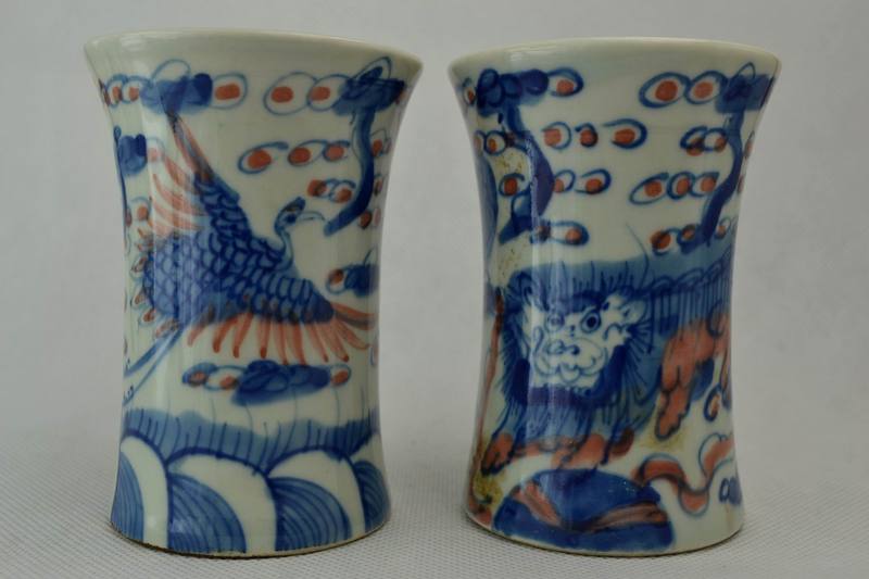 A pair of Chinese Porcelain brush pots, bears Qianlong reign mark (1736-1795),, of cylinrical form e
