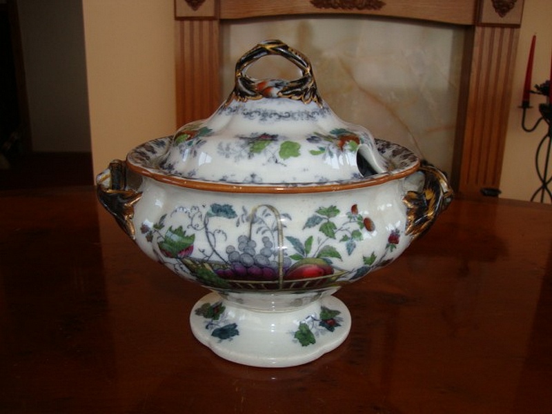 Victorian English oval moulded tureen and cover, with a shaped knop and moulded side handles, the