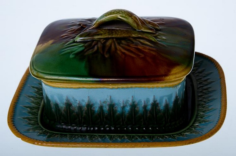 A George Jones Majolica Sardine Dish, Cover and Stand, circa 1865, of octagonal shape, panelled