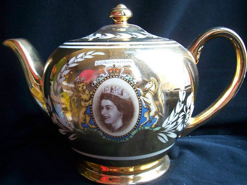 Gilt Decorated Sadler 1953 Coronation Teapot, nice commemorative teapot from the firm of James