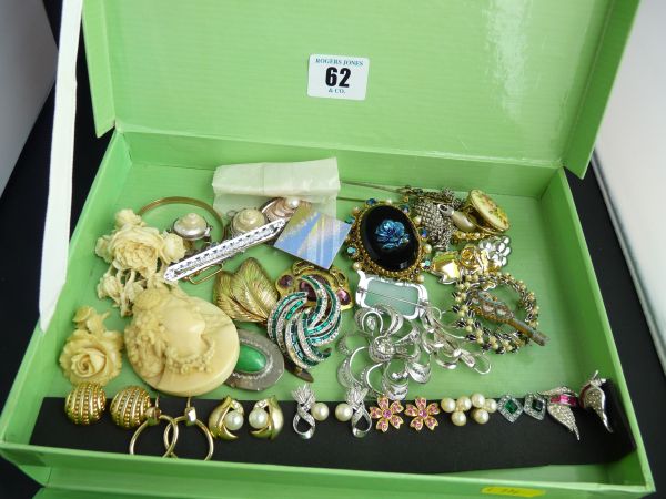 Jewellery Miscellaneous - A green card jewellery box with parcel of miscellaneous dress jewellery.