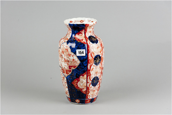 A late 19th/early 20th Century Imari baluster vase, 11.75 ins (30 cms) high