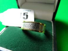 An eighteen carat gold dress ring with white gold centre banding, 5.8 grms.