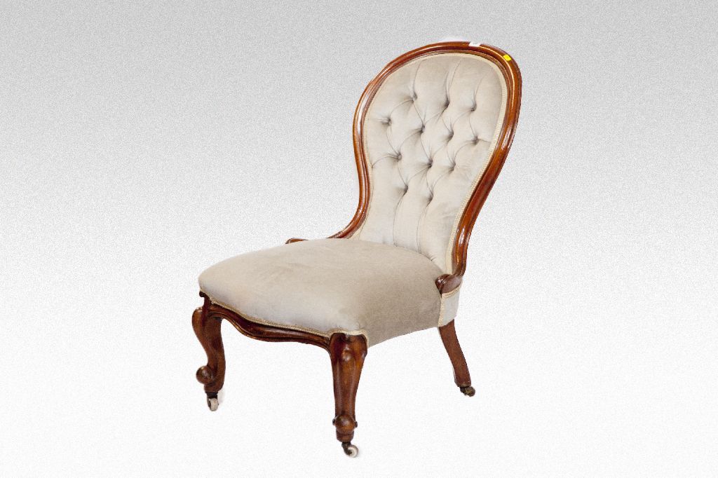 A Victorian mahogany buttoned spoonback lady`s chair on knurled front supports.