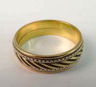 A GOLD BAND; Wrythen engraved flanked by studded decoration, marked 750, 4.7g