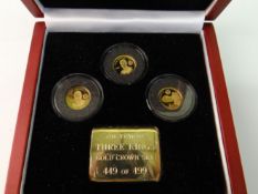 A SET OF THREE COMMEMORATIVE COINS; George V bust and crowned bust to reverse, 2010, 22ct, 1.5 g