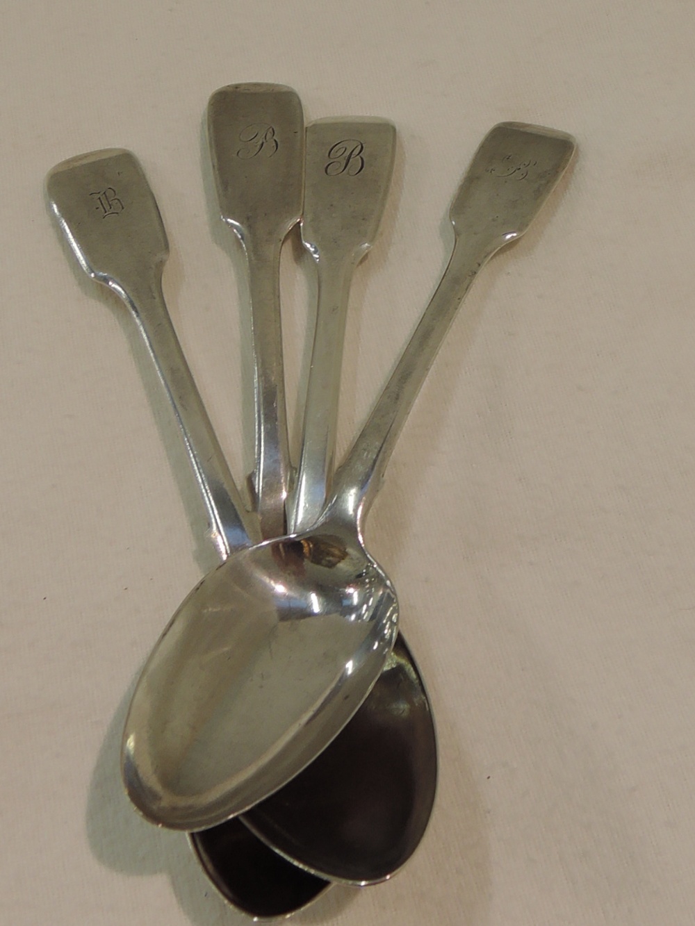 Four Georgian silver desert spoons, fiddle pattern, (1830s mixed dates) approx 200g