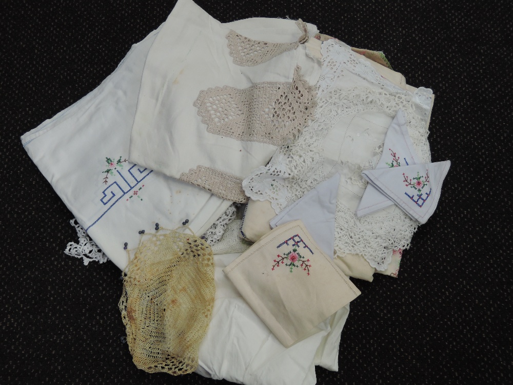 A bag of linen and lace, various