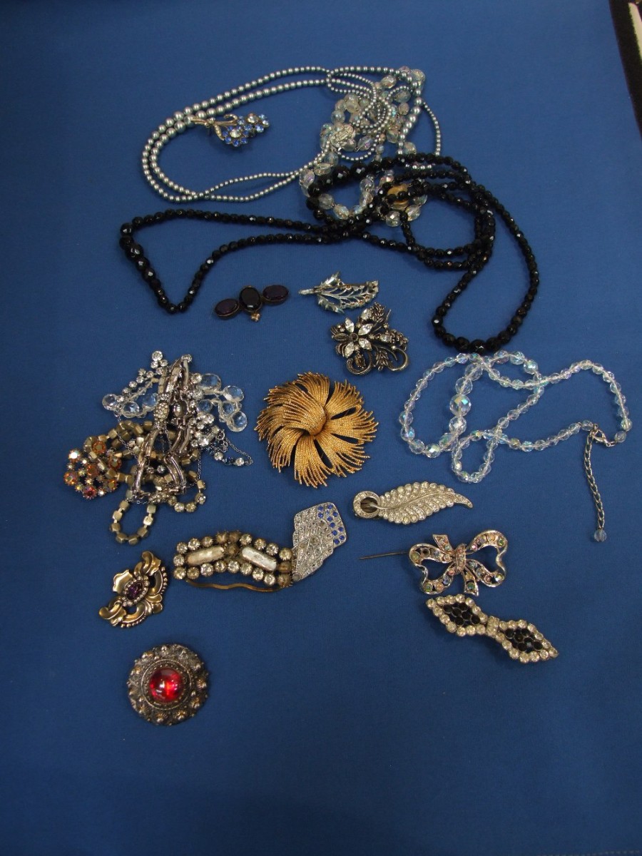 A small selection of costume jewellery including crystal beads and diamante