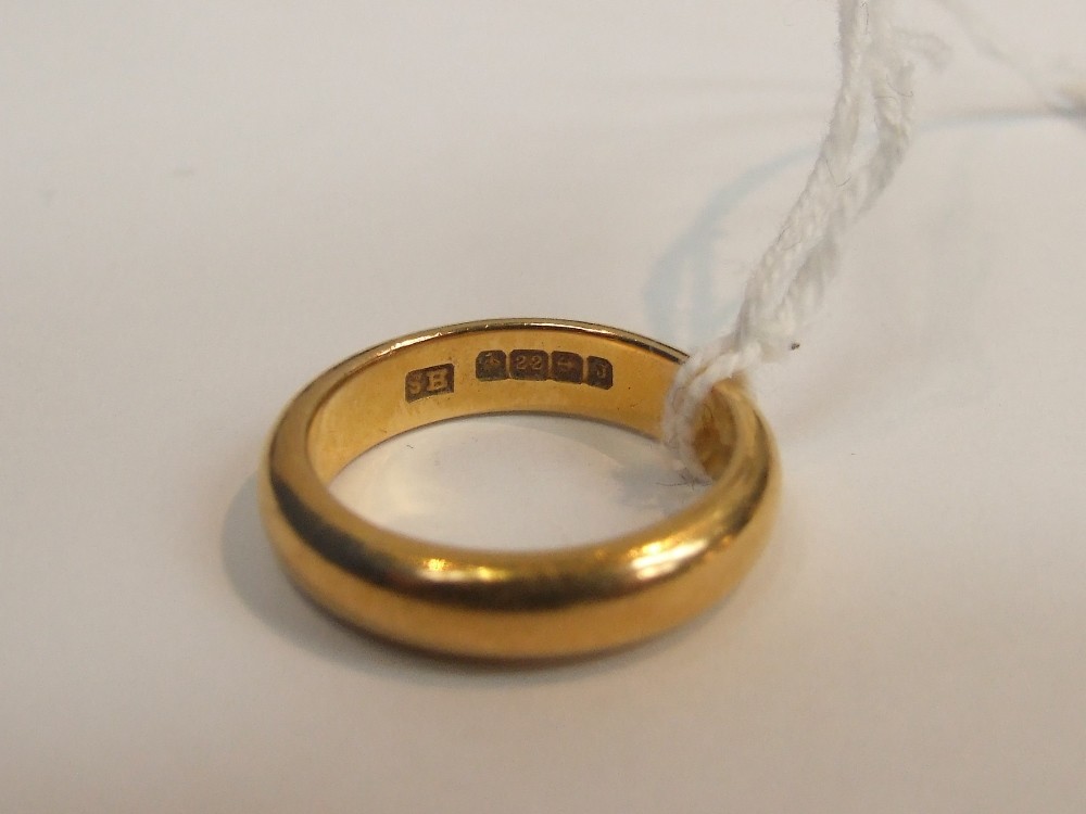 A 22ct gold wedding band, approx 7.7g