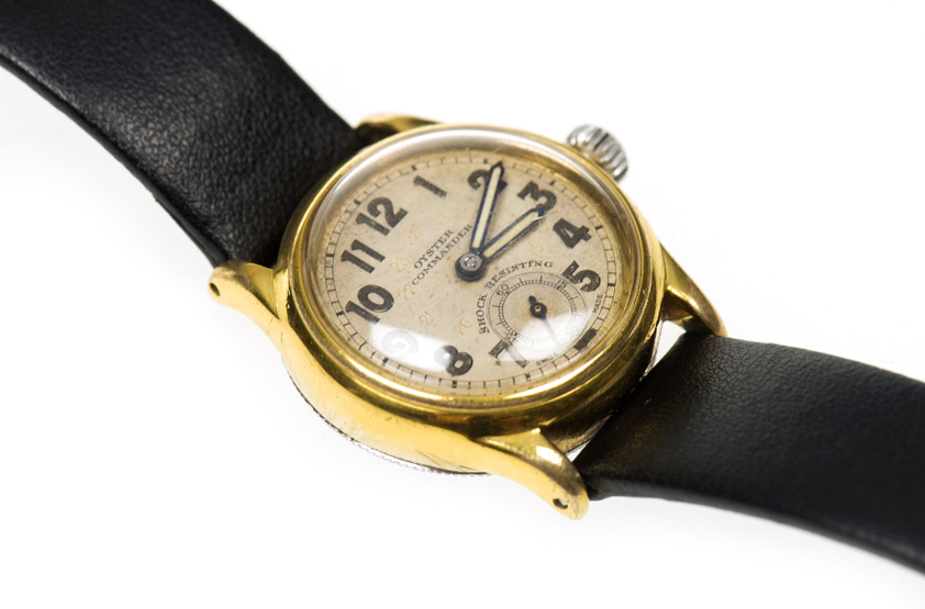 A MID 20th CENTURY GENTLEMAN’S OYSTER COMMANDER WRISTWATCH, c.1940, with gold plated case, cream