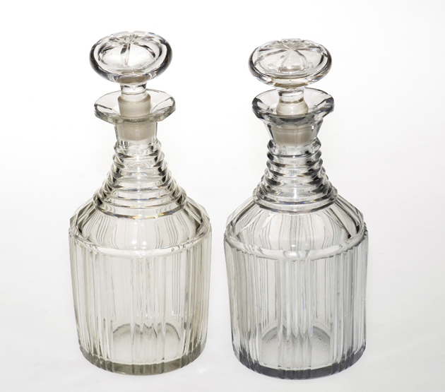 A PAIR OF EARLY 19th CENTURY MALLET SHAPED GLASS DECANTERS AND STOPPERS, 28cm high