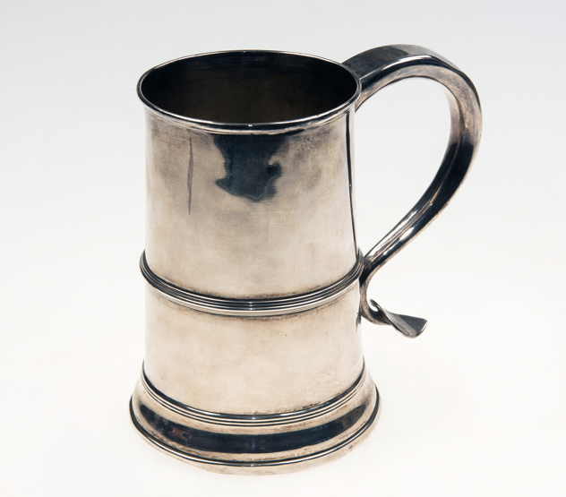 AN EARLY 19th CENTURY SILVER-PLATED TANKARD, of tapering cylindrical form with a reeded girdle,