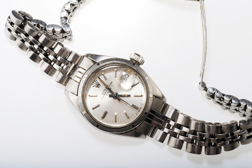 A LADIES ROLEX OYSTER PERPETUAL DATE STAINLESS STEEL WRISTWATCH, the circular silvered dial with