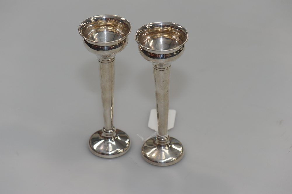 A pair of late 20th century silver vases, of tapering funnel form, Birmingham 1972. 4.1 troy ounces.