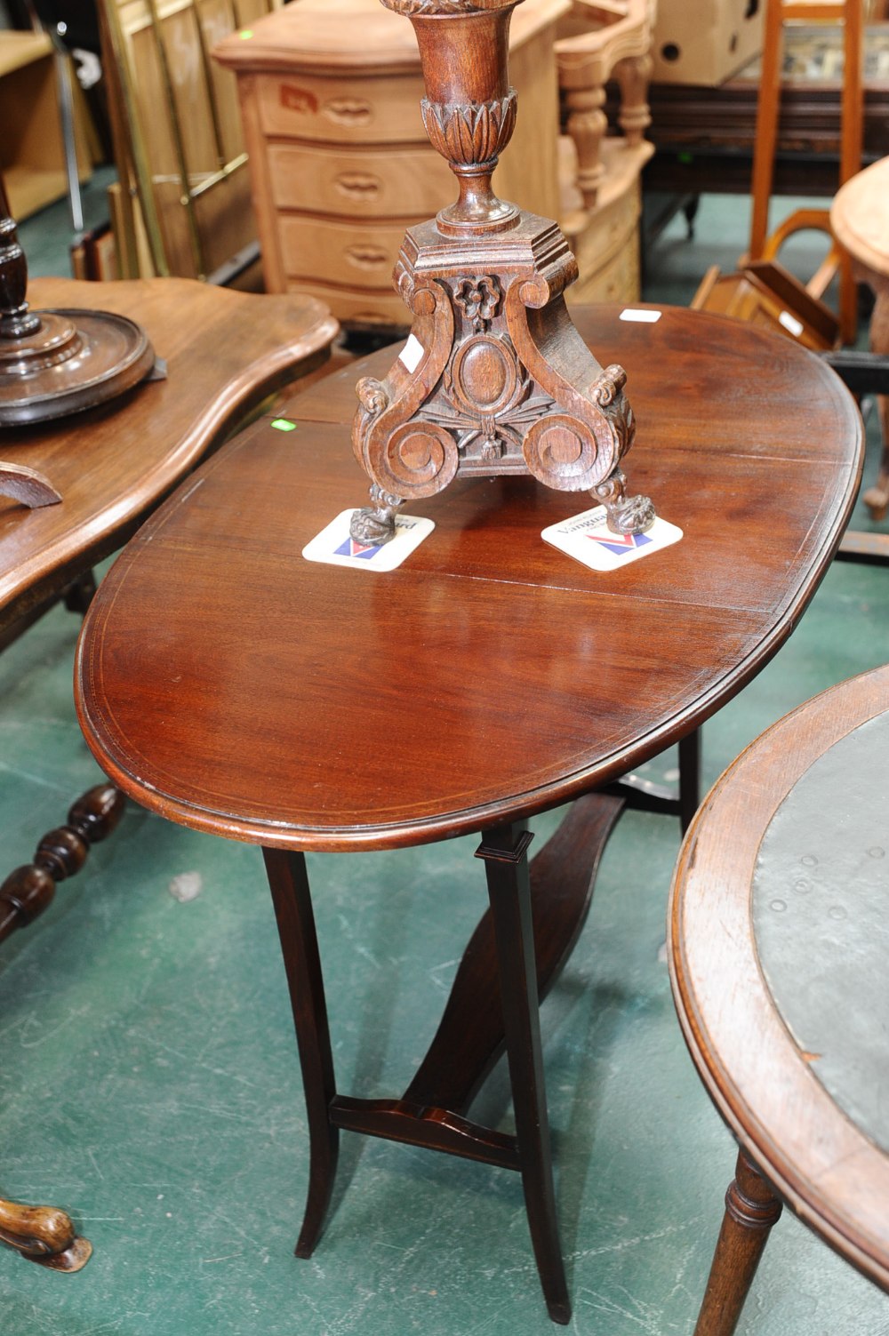 An Edwardian mahogany dropleaf occasional table