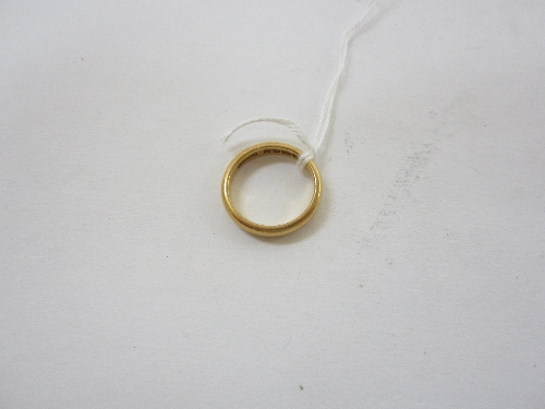 A 22CT. GOLD WEDDING RING.