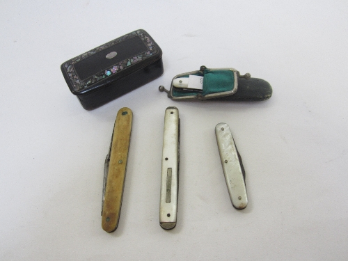 A VICTORIAN PAPIER-MACHE OBLONG SHAPED SNUFF BOX, mother-of-pearl inlay, 7cm. and four folding fruit