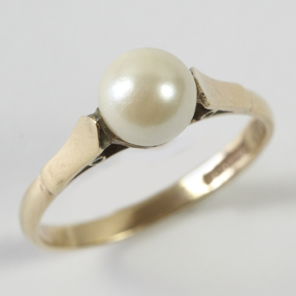 Ladies` cultured pearl ring, comprising single stone, approx. 7mm, in cup setting, tapered shaped