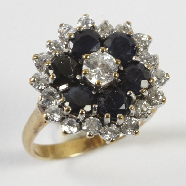 Ladies` large cluster ring, approx. 18mm diameter, comprising CZ centre with surround of six dark