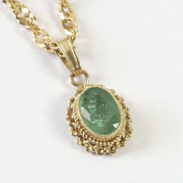Small oval emerald pendant, approx. 10mm, set with oval stone in twisted rope frame, complete with