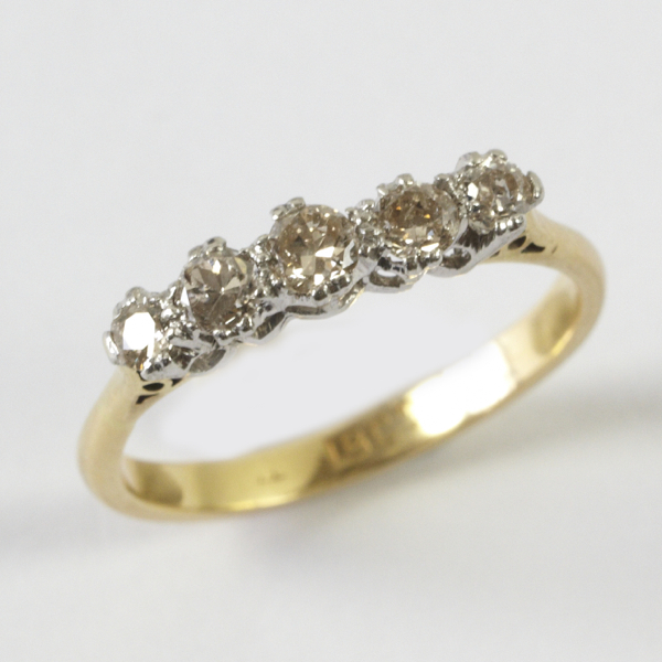 Ladies` five stone diamond ring, comprising brilliant cut stones, total weight approx. 0.40