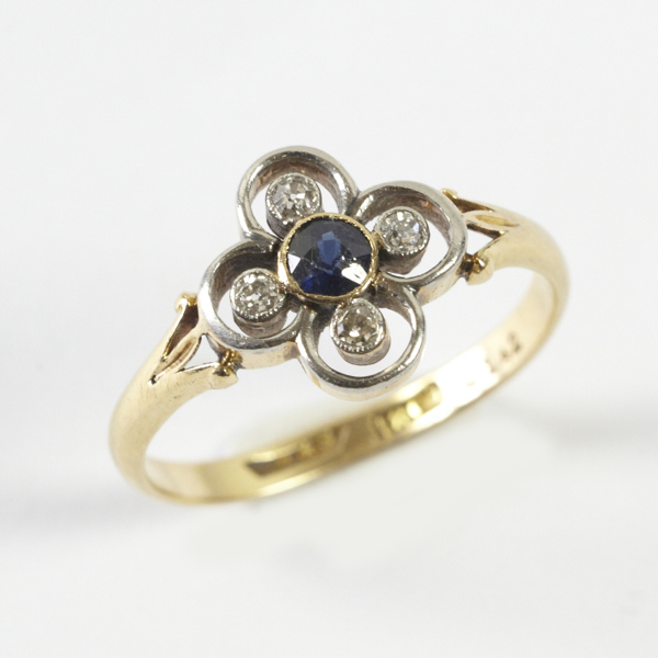 Ladies` vintage stone set ring, comprising round cut sapphire to centre, slight chip to edge of