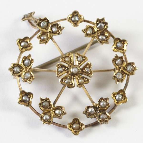 Antique brooch/pendant, approx. 30mm diameter, comprising open-work spoke style with cluster of seed