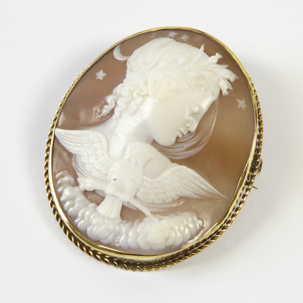 Antique oval cameo brooch, approx. 58mm x 48mm, comprising carved shell depicting the bust