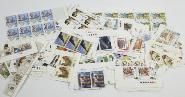 GB, EII, decimal stamps, mainly commemoratives, inc. pairs & small blocks, many with traffic light