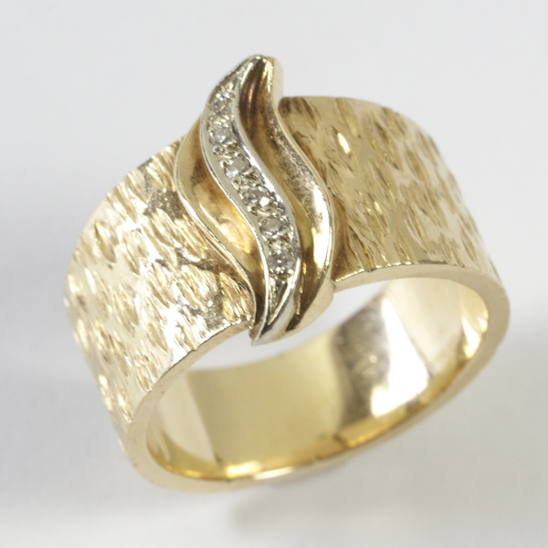 Ladies` modernist style ring, comprising wide tapering band, approx. 12mm at front to 7mm at back,