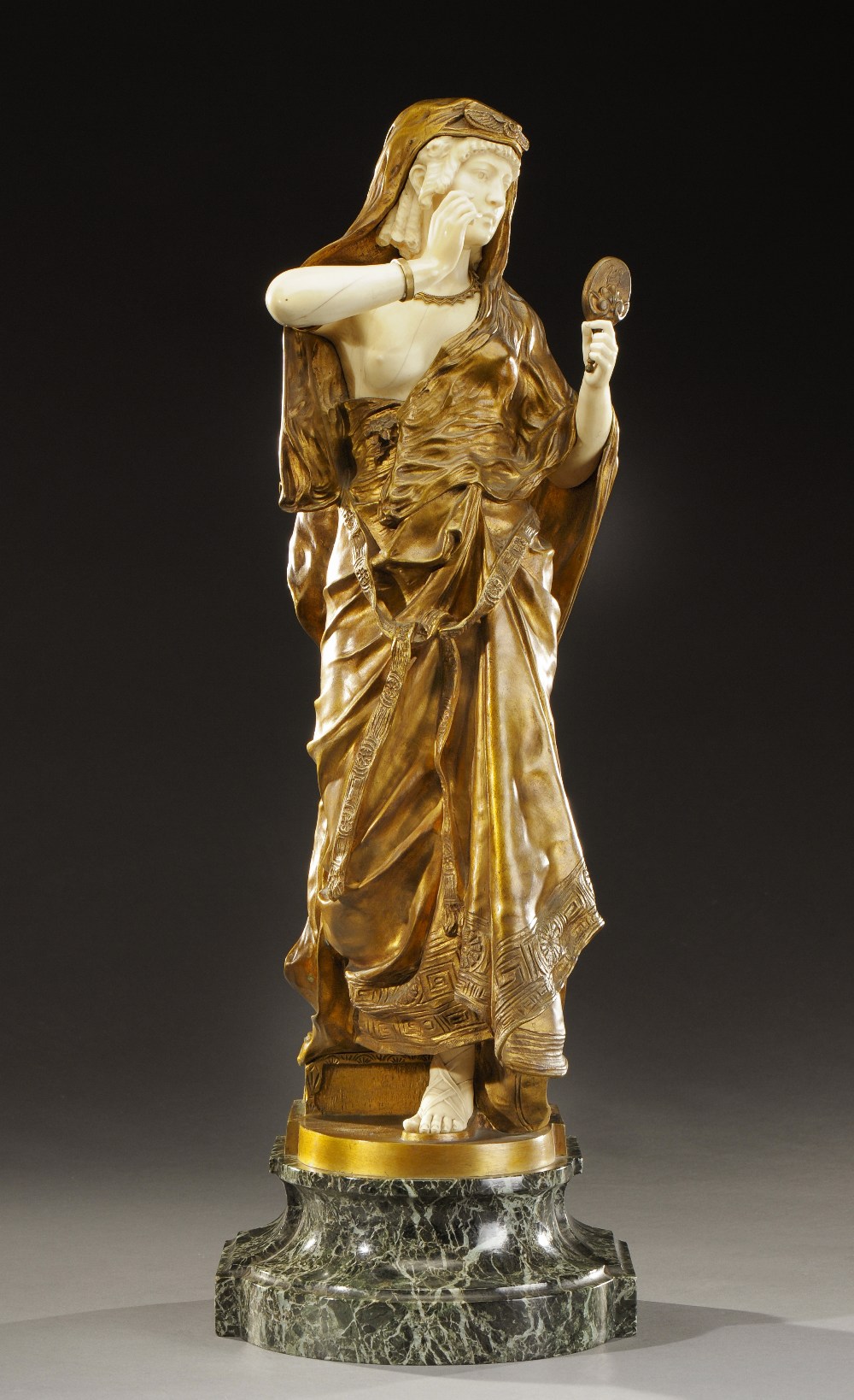 ARMAND PIERRE-LOUIS QUENARD (1865-1925) «Femme orientaliste au miroir» Chryséléphantine en bronze