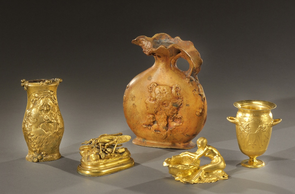 FERNAND LEVILLAIN (1837-1905) Petit vase à l’antique en bronze doré à décor en léger relief de