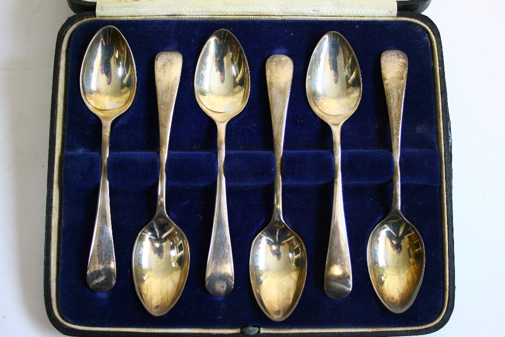 A set of six Old English coffee spoons; Sheffield 1931, by E. Viner, in fitted case.