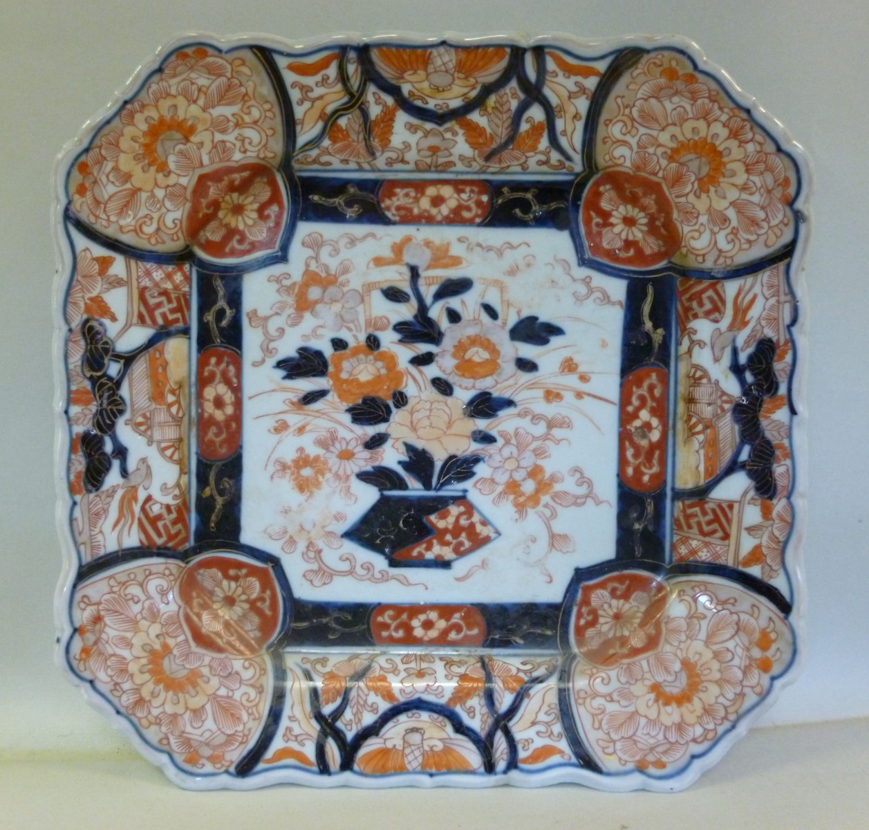 A late 19th/early 20thC Imari porcelain dish with canted corners, decorated in gilded iron red and