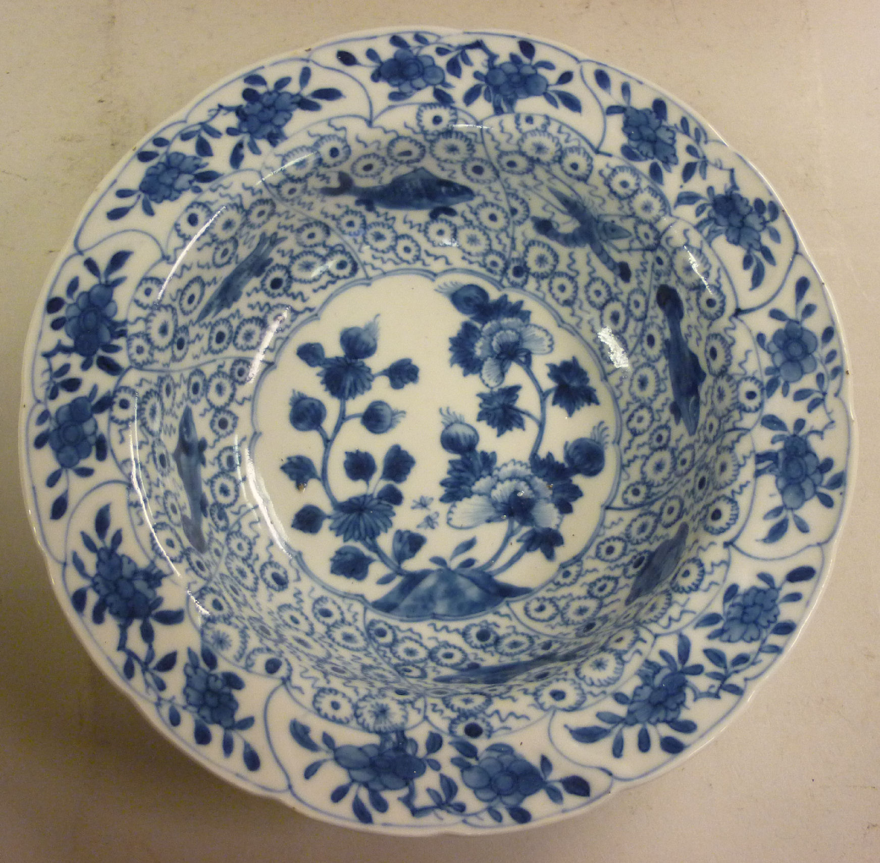 An early 18thC Chinese Kangxi porcelain bowl, having a wide, everted rim, decorated in blue and