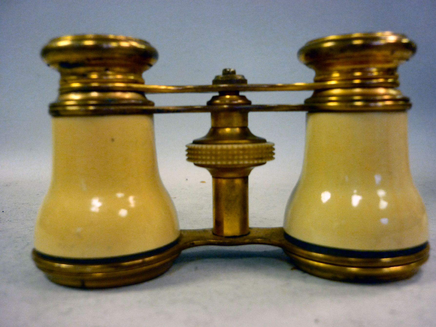 A pair of late 19th/early 20thC French gilt metal opera glasses, the eyepiece surrounds inscribed