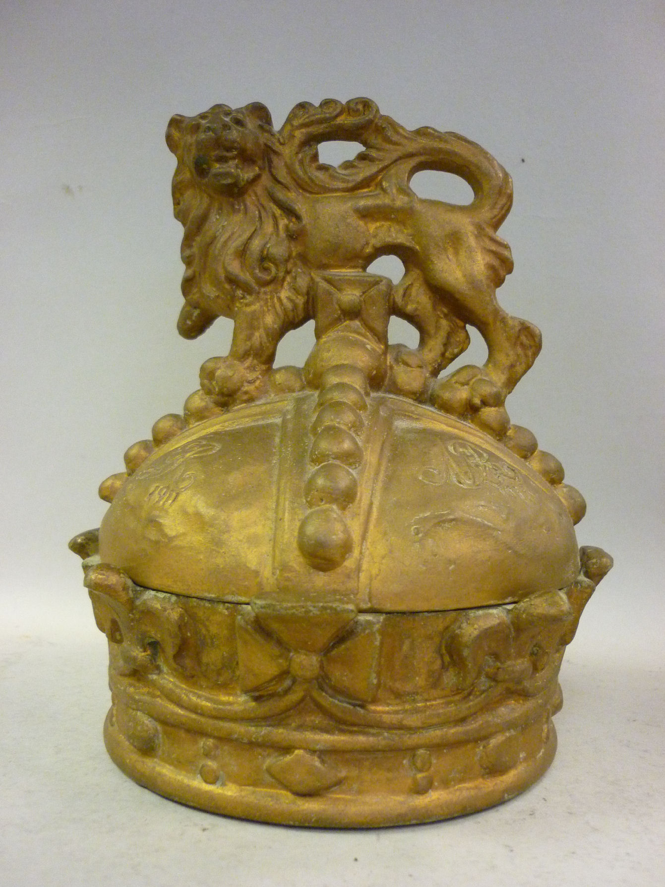 A Royal Doulton moulded and gilded pottery covered box, fashioned as a crown, surmounted by a