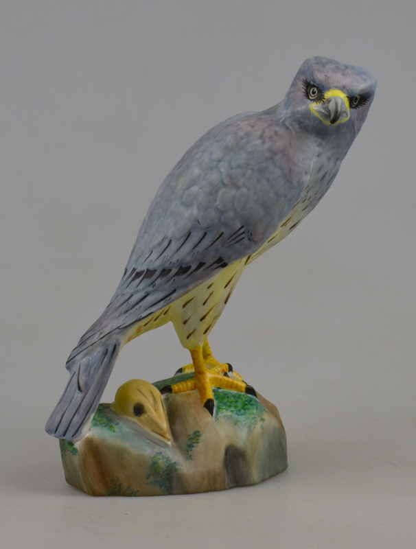 Spode model of a male 'Montagu's Harrier' bird of prey, 18 cm Condition Report Good condition